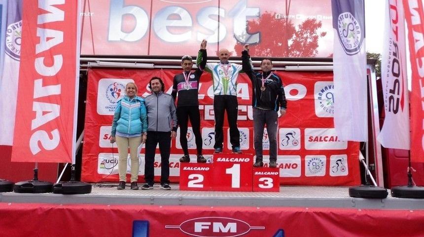 İzmitli Bisiklet&ccedil;i İstanbul&rsquo;dan Altın Madalyayla D&ouml;nd&uuml;