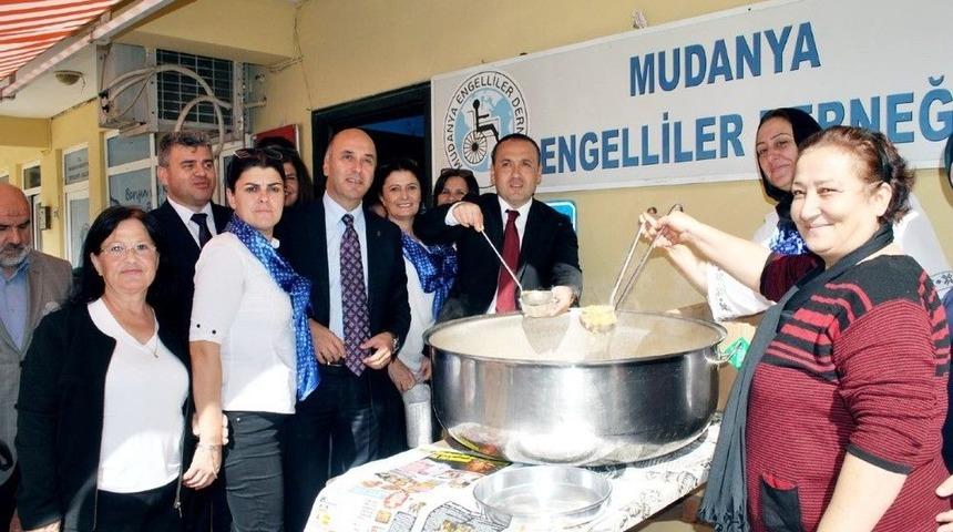 Mudanya Engelliler Derneği&rsquo;nden Aşure İkramı