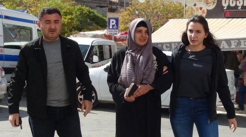 Eski Kayınpederini Bı&ccedil;aklayarak &Ouml;ld&uuml;ren Kadın Tutuklandı