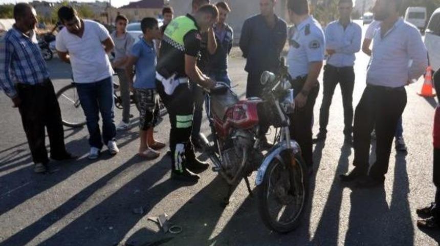 Otomobile &Ccedil;arpan Motosikletteki 2 Kişi Yaralandı