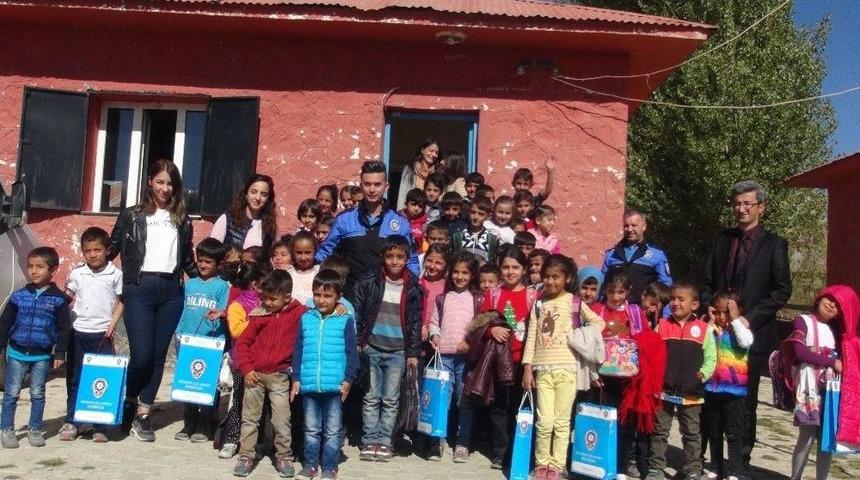 Hakkari Polisi &Ouml;ğrencileri Sevindirdi