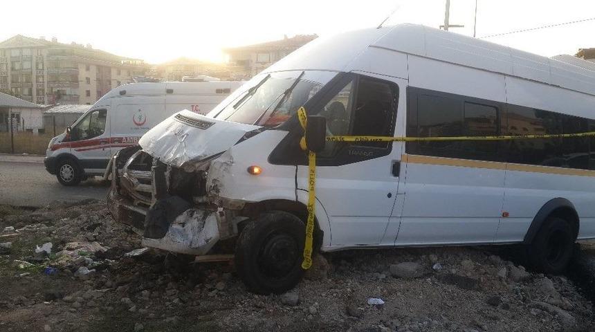 Başkent&rsquo;te Servis Kazası: 1 &Ouml;l&uuml;, 8 Yaralı