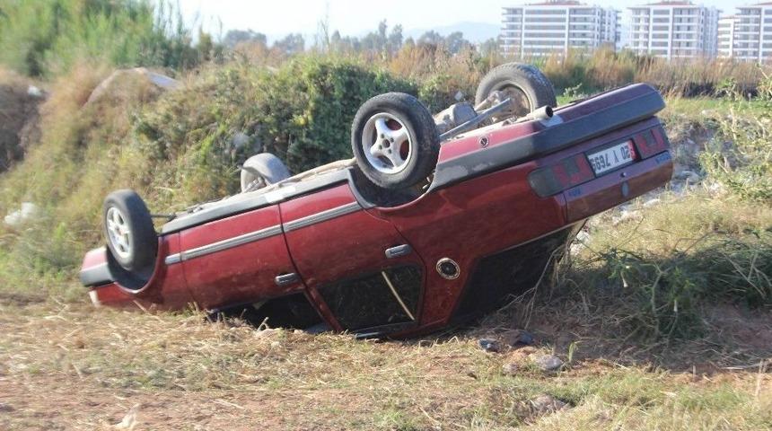 Otomobil Tarlaya U&ccedil;tu, İki Kişi Yaralandı