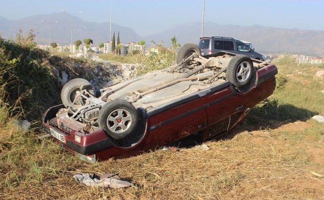 Otomobil Tarlaya Uçtu, İki Kişi Yaralandı