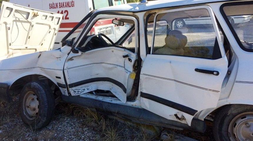 Denizli&rsquo;de İki Otomobil &Ccedil;arpıştı: 4 Yaralı