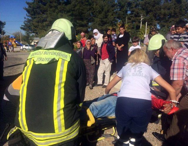 Denizli&rsquo;de İki Otomobil &Ccedil;arpıştı: 4 Yaralı 1