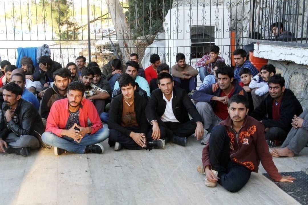 Arızalanarak Denizde S&uuml;r&uuml;klenen Teknedeki 71 Ka&ccedil;ak G&ouml;&ccedil;men Kurtarıldı