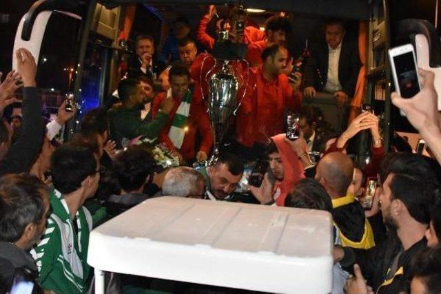 Ampute Futbol Milli Takımı, Statta Coşkuyla Karşılandı 3