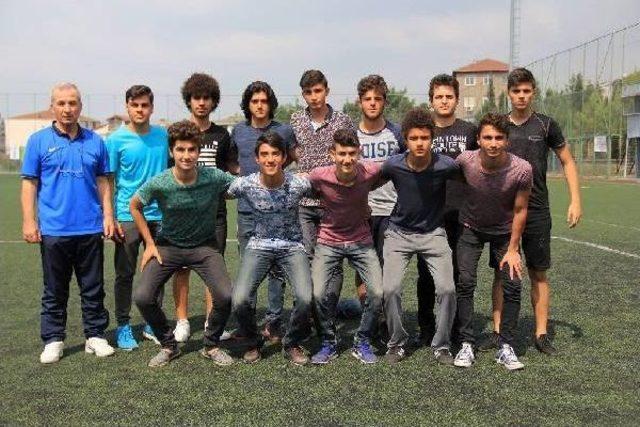 Gen&ccedil; Futbolcu Trafik Kazasında &Ouml;ld&uuml; 1