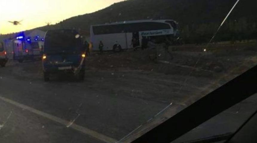 Afyonkarahisar&rsquo;da Tur Otob&uuml;s&uuml; İle Tır &Ccedil;arpıştı: 20&rsquo;den Fazla Yaralı Var