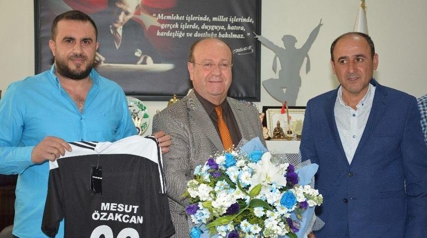 Siyah-beyazlılardan Başkan &Ouml;zakcan&rsquo;ın İsmine &Ouml;zel Forma