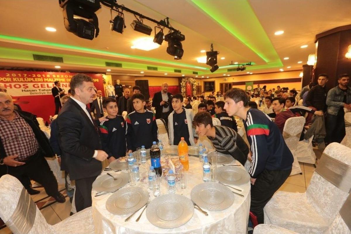 Gaziosmanpaşa Belediyesi&rsquo;nden 24 Amat&ouml;r Spor Kul&uuml;b&uuml;ne Malzeme Desteği