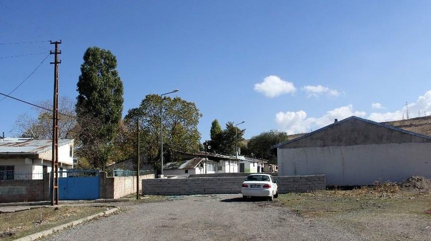 60 Yıllık Yola Duvar &Ccedil;ekti