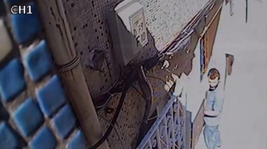 Fatih&rsquo;te G&uuml;peg&uuml;nd&uuml;z Bir Eve Giren Hırsızın Rahat Tavırları Kamerada