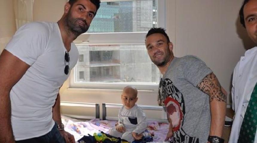 Fenerbah&ccedil;eli Futbolculardan '&ccedil;ocuk Hastalara' Anlamlı Ziyaret