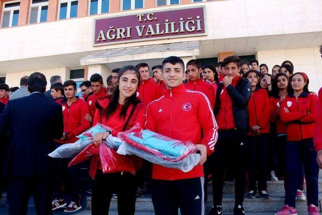 Ağrı’da Amatör Spor Kulüplerine Malzeme Yardımı