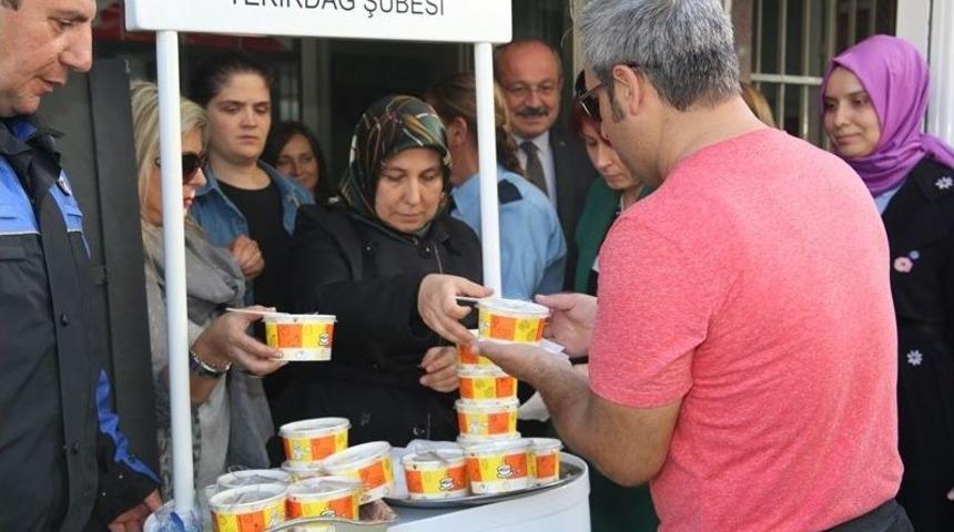 Polis Eşleri Derneğinden Vatandaşlara Aşure İkramı