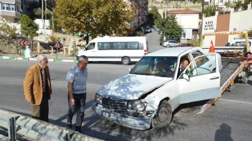 Eşref Kol&ccedil;ak Otomobiliyle Kaza Yaptı