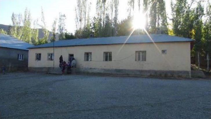 Eski Köy Okulunu Onardı, Kadınlara Ve Çocuklara Eğitim Vermek Istiyor