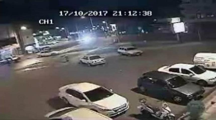 Aracın Motosiklete &Ccedil;arpması G&uuml;venlik Kamerasında