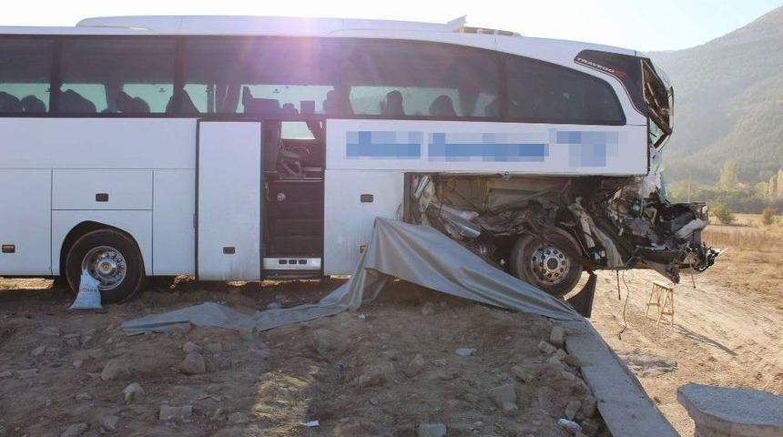 Yolcu Otob&uuml;s&uuml; Tıra Arkadan &Ccedil;arptı: 1 &Ouml;l&uuml;, 23 Yaralı