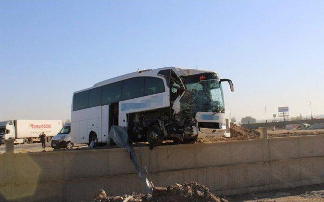 Yolcu Otobüsü Tıra Arkadan Çarptı: 1 Ölü, 23 Yaralı