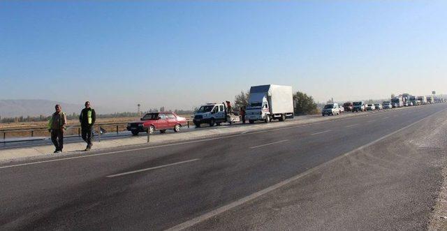 Yolcu Otobüsü Tıra Arkadan Çarptı: 1 Ölü, 23 Yaralı