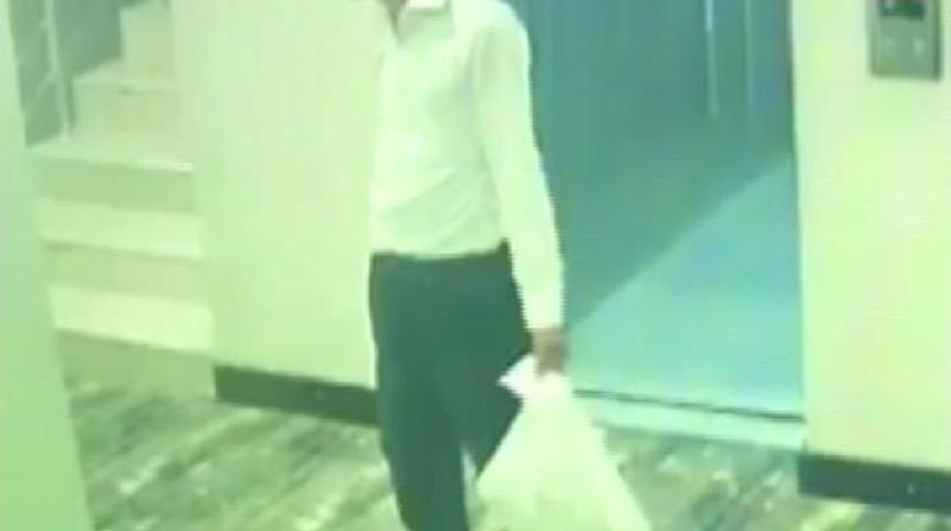Paket&ccedil;i, Eski Ayakkabısını Bırakıp, Yenisini &Ccedil;aldı