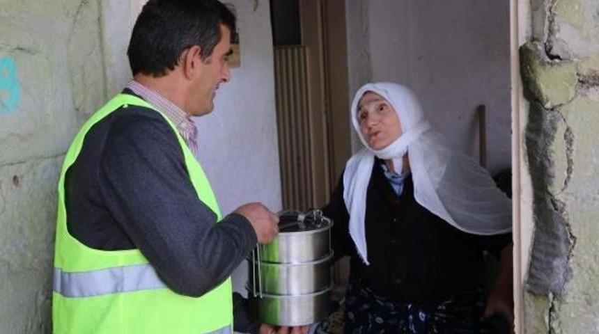 Bitlis'te Yaşlılara 2 &Ouml;ğ&uuml;n Sıcak Yemek