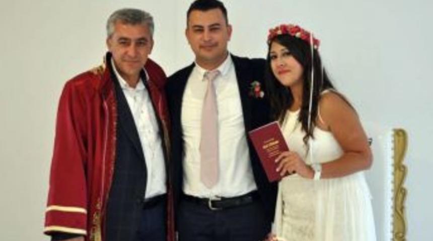 İzmir G&uuml;zelbah&ccedil;e&rsquo;de 1 Liraya Nikah