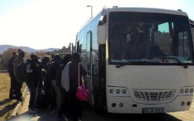 Foça'da Kayalıklara Saklanmış 46 Kaçak Yakalandı