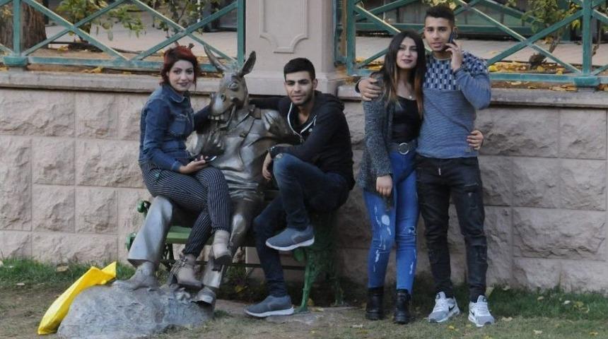 &Ccedil;ekirdek &Ccedil;itleyen Eşekle Fotoğraf Yarışına Giriyorlar