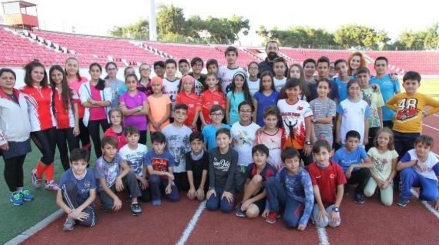 Bu Sporcu Alkışlanır; Dereceyi Bırakıp, Yardıma Koştu