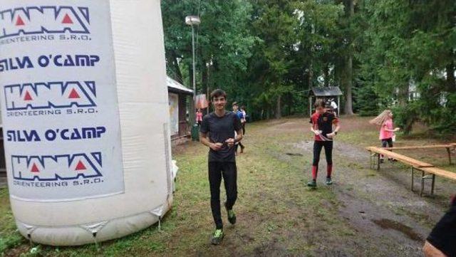 Bu Sporcu Alkışlanır; Dereceyi Bırakıp, Yardıma Koştu 2