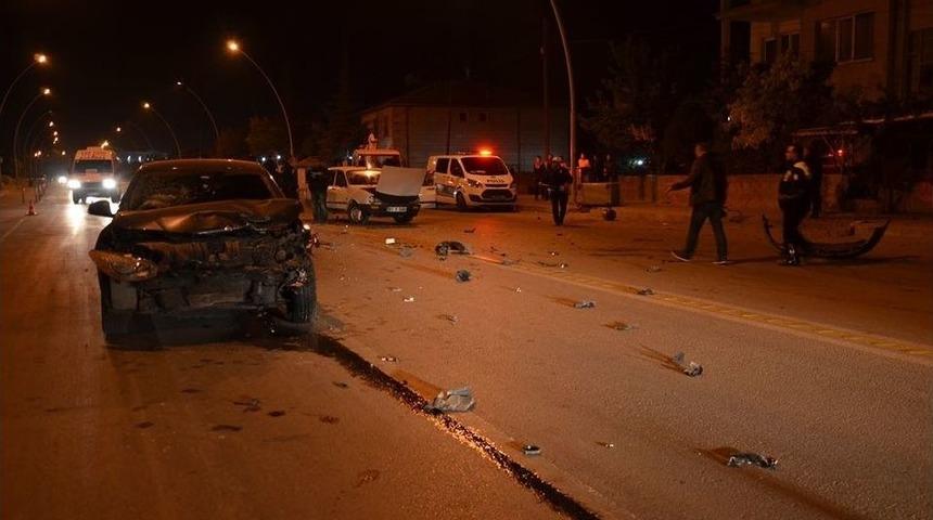 Karaman&rsquo;da İki Otomobil &Ccedil;arpıştı: 2 Yaralı