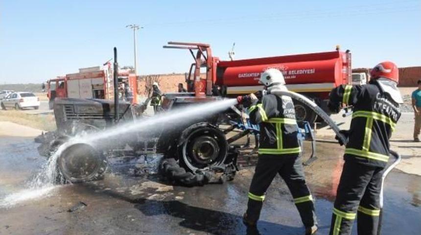 &Ccedil;ift&ccedil;inin Tarla S&uuml;rd&uuml;ğ&uuml; Trakt&ouml;r Alav Alev Yandı