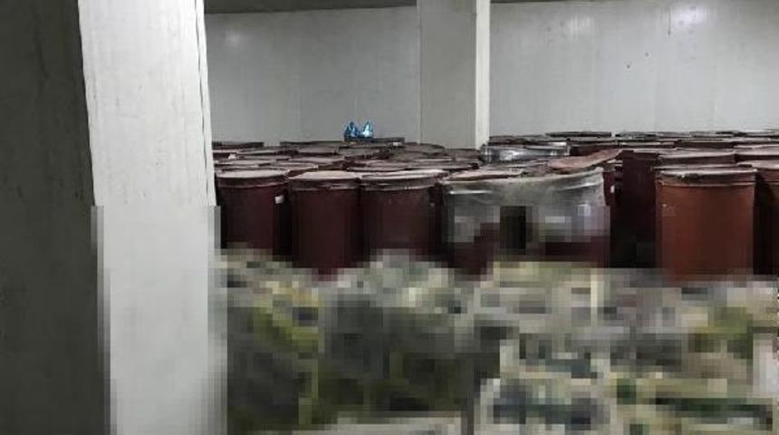 &Ccedil;eşme'de 30 Bin Litre Ka&ccedil;ak &Uuml;retim Şarap Ele Ge&ccedil;irildi