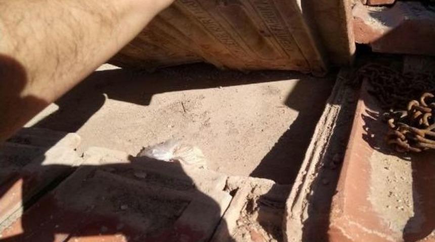 Eroini Komşusunun &Ccedil;atısına Saklamış