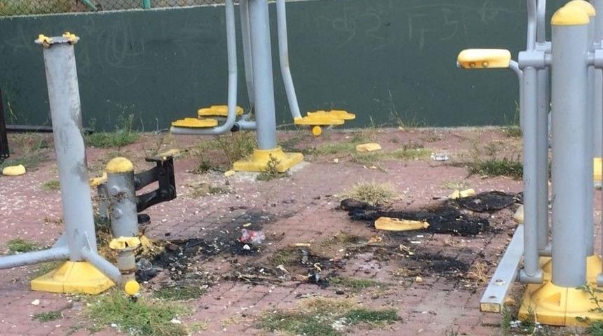 İzmit&rsquo;te Spor Aletleri Kasıtlı Olarak Yakılıyor