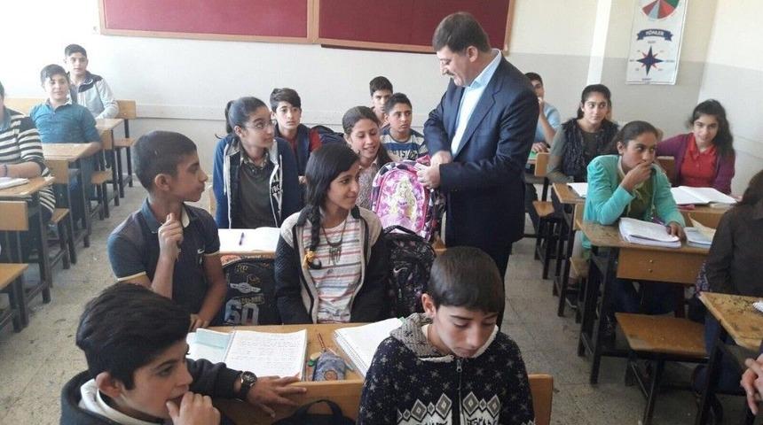 Ak Parti&rsquo;den &Ouml;ğrencilere Kırtasiye Yardımı