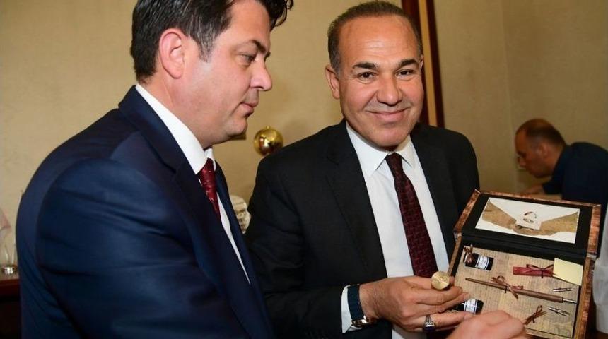 Muhtarlar Adana&rsquo;nın M&uuml;hr&uuml;n&uuml; S&ouml;zl&uuml;&rsquo;ye Teslim Etti