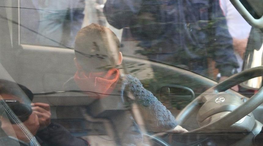 (&ouml;zel Haber) Kamyonet İ&ccedil;inde Unutulan Bebeği İtfaiye Son Anda Kurtardı