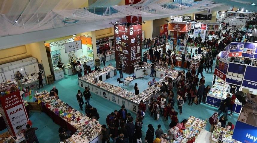 Büyükşehir Belediyesi’nin Düzenlediği 1. Kayseri Kitap Fuarı Birbirinden Ünlü Yazarların Katılımıyla Devam Ediyor