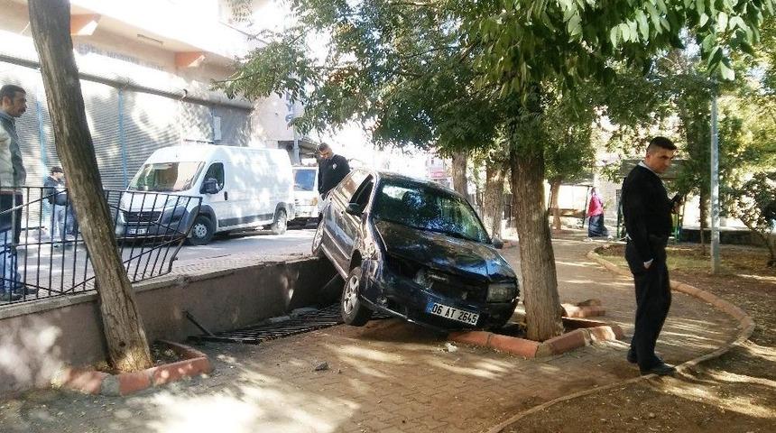 Yola Fırlayan &Ccedil;ocuğa &Ccedil;arpmamak İsterken Parka U&ccedil;tu