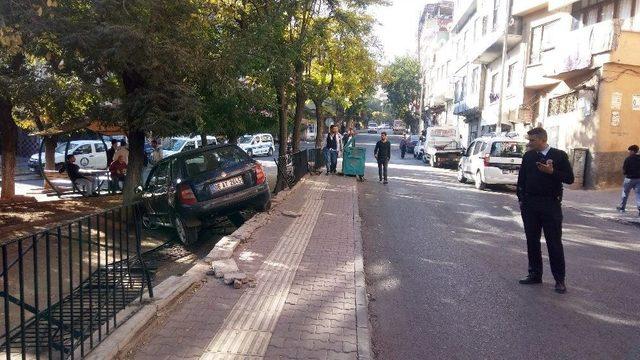 Yola Fırlayan Çocuğa Çarpmamak İsterken Parka Uçtu