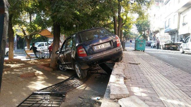 Yola Fırlayan Çocuğa Çarpmamak İsterken Parka Uçtu