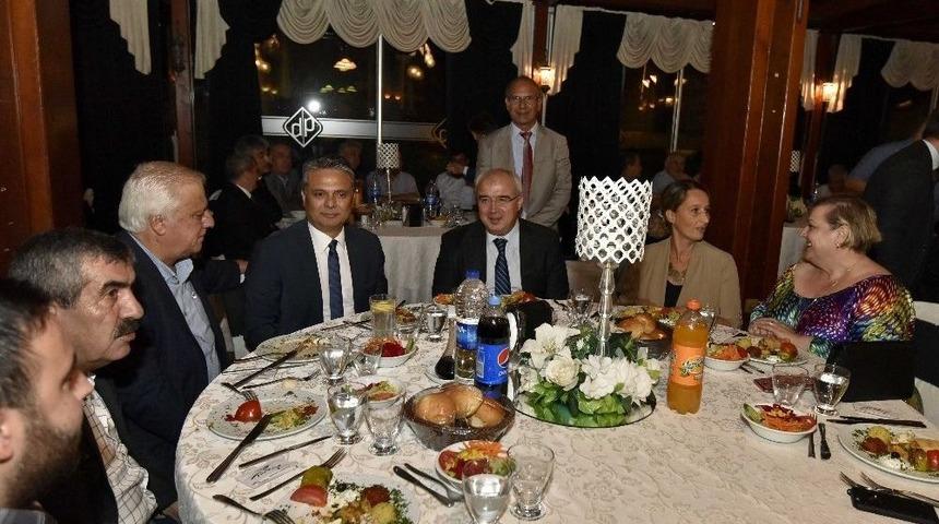 Uysal Muhtarların Yemeğine Katıldı