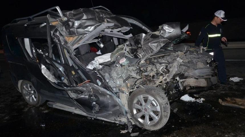 Hafif Ticari Ara&ccedil; K&ouml;m&uuml;r Y&uuml;kl&uuml; Kamyonun Altına Girdi: 1 Ağır Yaralı