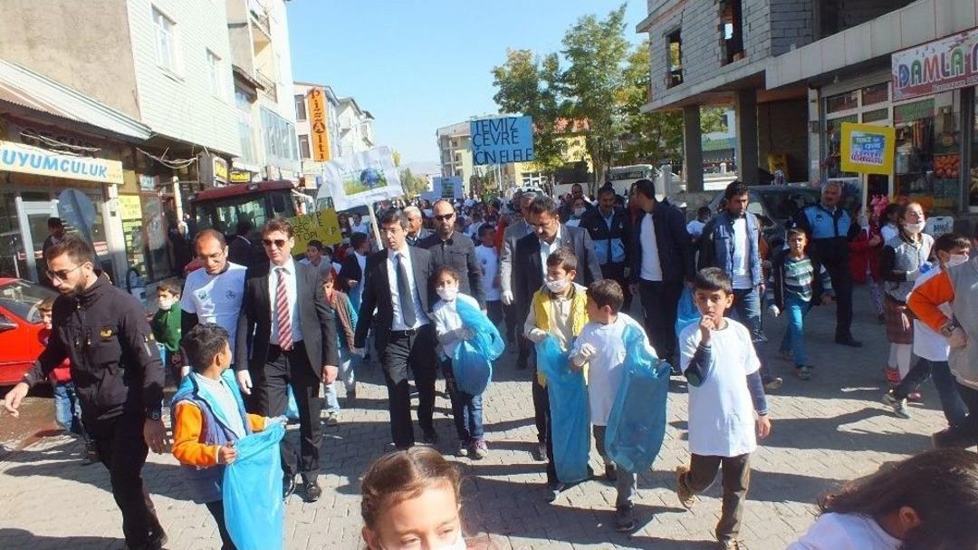 Minik Eller Temiz &Ccedil;evre İ&ccedil;in &Ccedil;&ouml;p Topladı