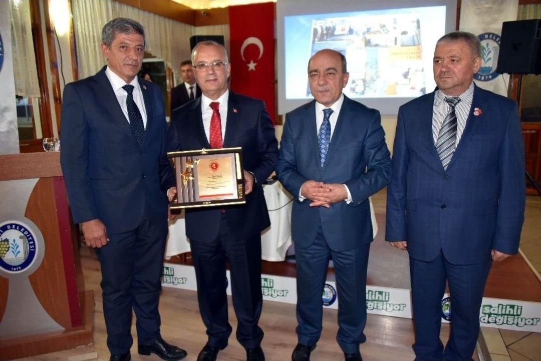 Salihli&rsquo;de Muhtarlara Yemekli Kutlama